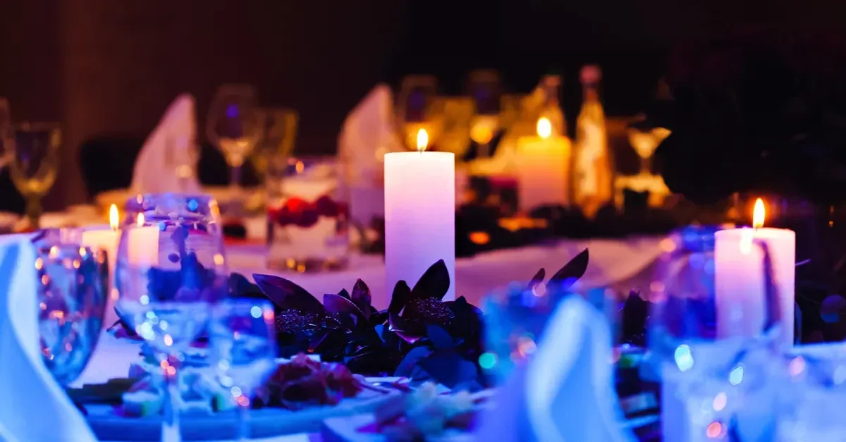 Stijlvolle pokertafel na een diner, elegante volwassen gasten, warm kaarslicht en een ingetogen sociëteitssfeer zonder casino-uitstraling
