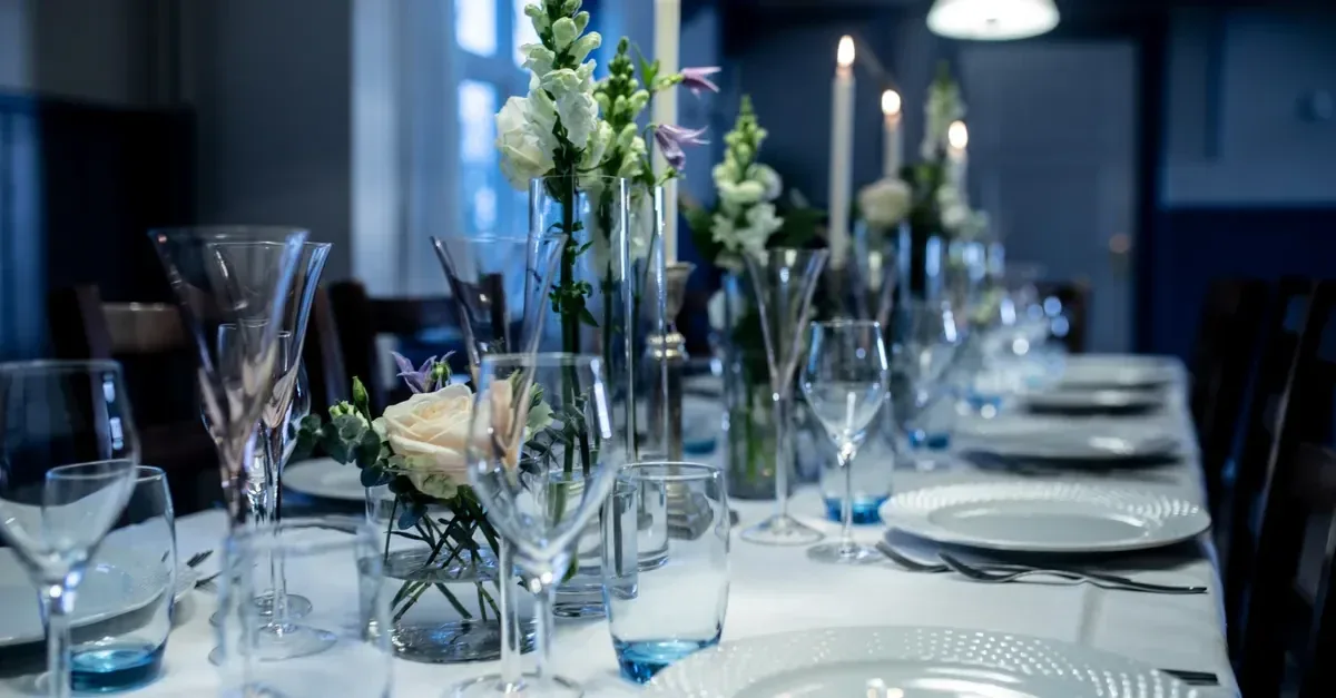 Verfijnd diner voor relaties in een moderne Amsterdamse supperclub, ruime tafelopstelling, donkere materialen en warme verlichting
