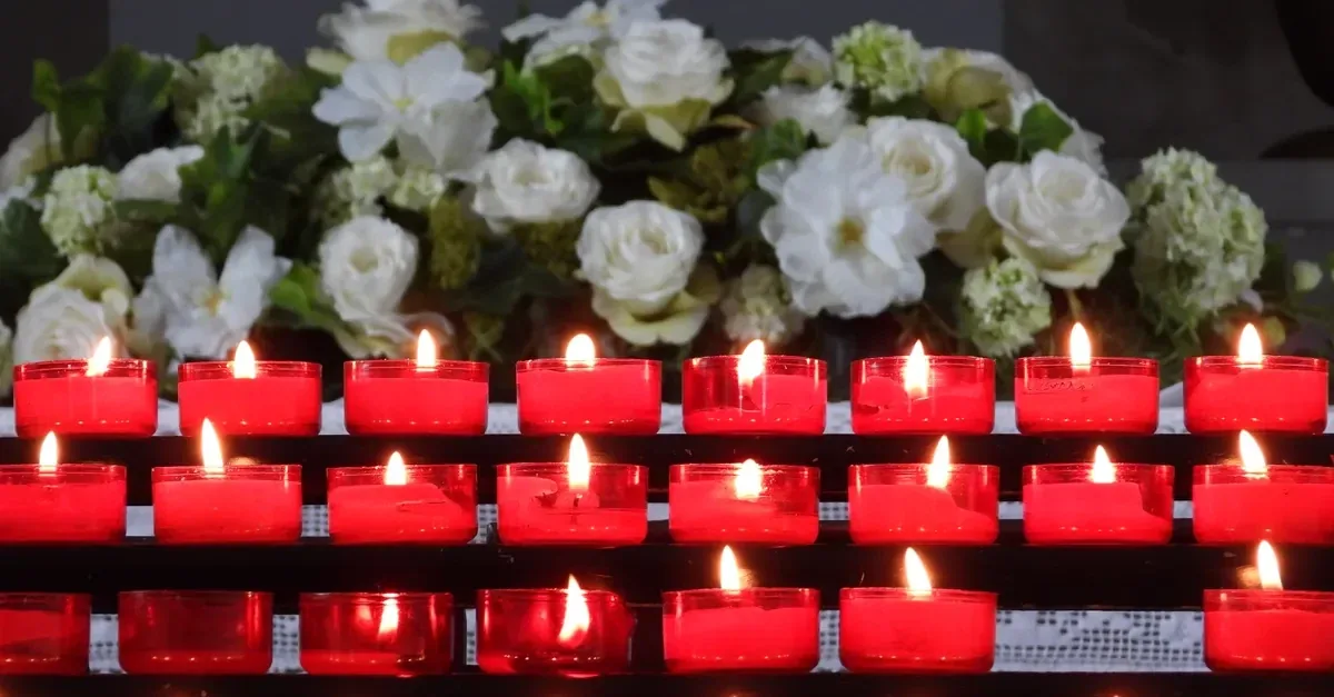 Verzorgde viering rond een elegante dinertafel, eigentijdse Europese gerechten, kaarslicht, messing details en intieme gastvrijheid